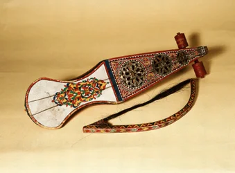 Strumento a corda; rabab. Originario del Nord Africa