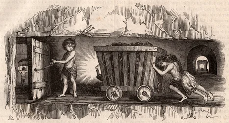 Due bambini che spingono un carrello in una miniera di carbone inglese, un terzo, il Trapper, apre una porta