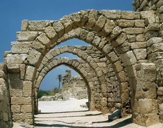 Veduta di arcate medievali