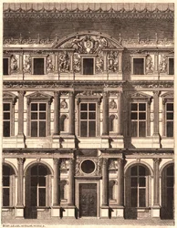 Vista di parte della facciata del cortile del Louvre, Parigi, Francia
