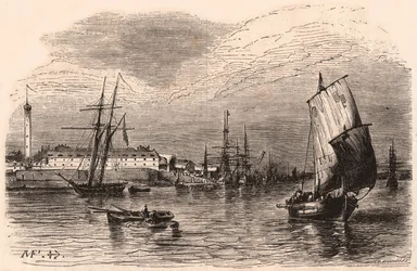 Vista del Porto di Lorient, Morbihan, Bretagna, Francia: barche a vela e barca in primo piano, edifici del porto e faro sullo sfondo