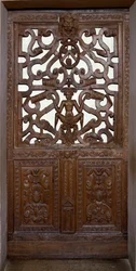 Porta intagliata in legno con scheletro. XVI secolo