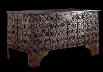 Cassone in ferro battuto e legno. XIV secolo. Parigi, arti decorative