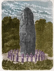 Druidesse che danza intorno a un menhir