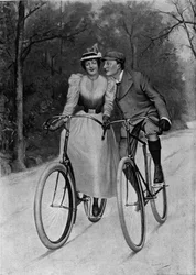Flirt di fine secolo: coppia in bicicletta