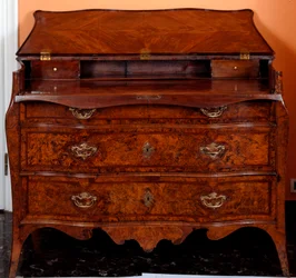 Mobili: cassettone in legno di cedro. Circa 1735-1745. Collezione privata