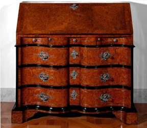Scrivania in legno di cedro. 1730-1735 circa. Collezione privata