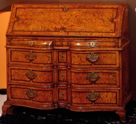 Arredamento: scrivania in legno di cedro. Circa 1734-1740. Dim. 111x127x61 cm Collezione privata