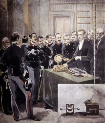 Guglielmo Marconi presenta il telegrafo senza fili (TSF) a una conferenza al Ministero della Marina nel 1897.