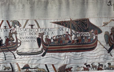 Dirottato dalla tempesta, la nave di Harold II (1022 - 1066) arenata sulla costa di Ponthieu - Arazzo di Bayeux, noto come Ricamo della Regina Matilde