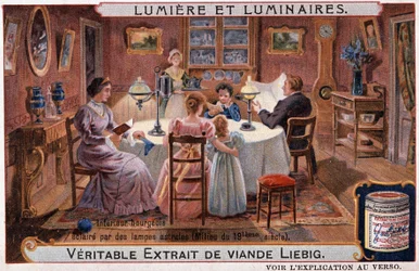 Luci e lampade, interno borghese illuminato da lampade astrali - cromolitografia. Liebig circa 1895
