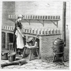 Produzione di formaggio camembert (la cagliata viene versata negli stampi) - in 
