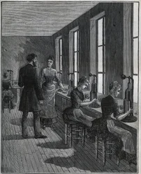 Fabbricazione di piume di metallo: officina di découpage in Francia nel XIX secolo. Incisione del 1885 in "Les arts et métiers illustrés" di Adolphe Bitard.