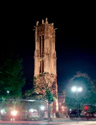 Veduta notturna della Torre Saint Jacques (realizzata nel 1523) a Parigi