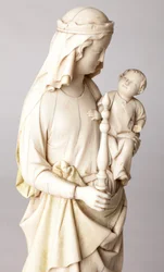 Statua. Madonna con Bambino. Dono di Mons. Cantineau, decano del capitolo della cattedrale. Avorio. XIII secolo. Dettaglio, busto.