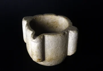 Mortaio di pietra usato in farmacia. XVIII secolo. Museo della Scienza e della Tecnologia, Milano
