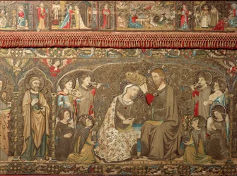 Dettaglio di un arazzo che decora un altare e raffigura l