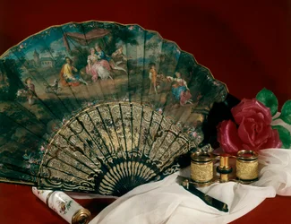 Accessori teatrali: ventaglio e binocoli. XVIII secolo. Parigi, arti decorative