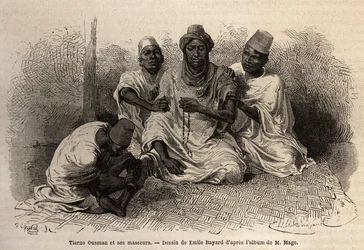Tierno Ousman, della tribù Toucouleur, capo del villaggio di Guemmou Koura (Mali), che tiene un rosario musulmano con grandi grani, recitando le sue preghiere, mentre i suoi massaggiatori gli massaggiano la schiena e le gambe. Incisione per illustrare il v