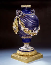 Vaso con coda di pesce in porcellana dura. 1765-1770 circa. Parigi, Museo del Louvre