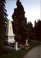 Vista della tomba del compositore tedesco Ludwig van Beethoven (1770 - 1827) al cimitero centrale di Vienna (Zentralfriedhof), Austria