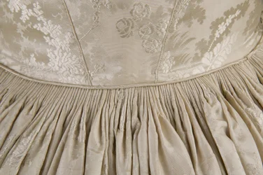 Abito da sposa (dettaglio del retro della vita)