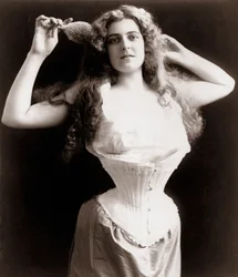 Donna che indossa un corsetto