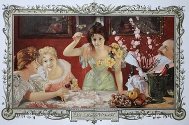 Donne che bevono cocktail insieme a una festa