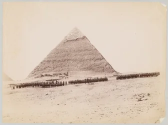 19° Ussari formati davanti a una piramide a Giza, Egitto, circa 1882