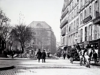 Una via di Parigi con il teatro Ambigu (3° arrondissement)