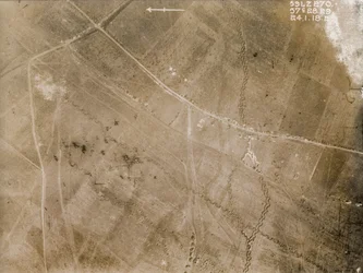 Fotografie di ricognizione aerea britannica che registrano le posizioni delle trincee sul fronte occidentale durante la Prima Guerra Mondiale
