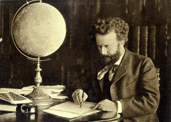 Camille Flammarion al suo tavolo di lavoro