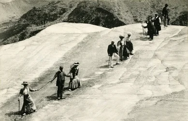 Chamonix (Alta Savoia, Alpi): attraversamento della Mer de Glace da parte di un gruppo di eleganti turisti con la loro guida sabauda