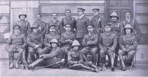 Col Owen, Maggiore Boole-Smith e gli altri ufficiali delle Dragoon Guards, da After Pretoria: The Guerilla War pubblicato da Harmsworth Bros Limited