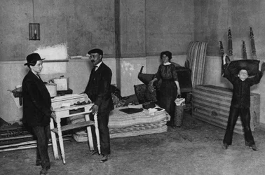 Vita quotidiana, scena di trasloco in un edificio a Parigi. Fotografia, fine XIX secolo, Parigi. Coll. Selva.