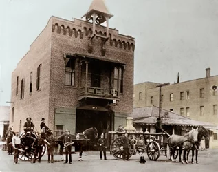 Vigili del fuoco in posa fuori dalla caserma, Los Angeles. California, USA. 1887. Fotografia