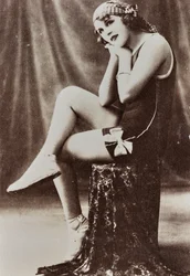 Ritratto a figura intera di una giovane donna in costume da bagno