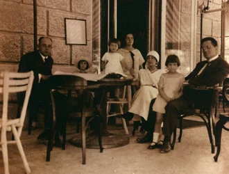 Gruppo di persone fotografate in un caffè a Pola