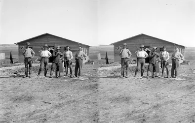 Ritratto di gruppo di coloni ebrei in un kibbutz in Palestina. 1923 ca.