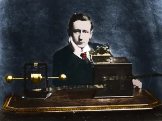 Guglielmo Marconi (1874-1937), fisico e inventore italiano in Inghilterra nel 1896.