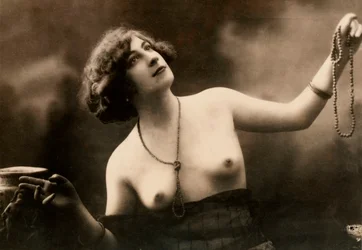 Ritratto a mezzo busto di una giovane donna parzialmente nuda