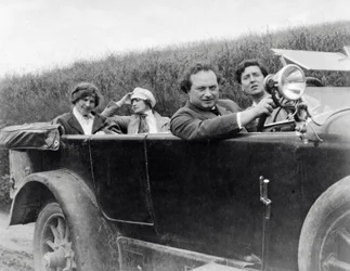 Helene Berg, Alma Mahler, Franz Werfel e Alban Berg fotografati in auto