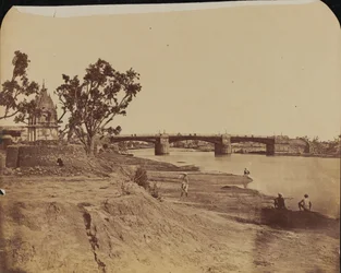 Ponte di ferro con pilastri di pietra, con civili in primo piano, fiume Gumti, Lucknow