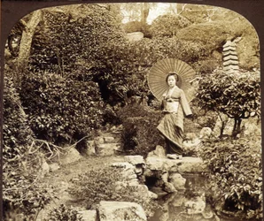 Ombrello kimono giapponese in un giardino - fotografia, fine XIX secolo