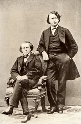 Johannes Brahms (1833-1897) compositore tedesco, seduto, con Joseph Joachim (1831-1907) violinista e compositore ungherese, e direttore del Conservatorio di Berlino. Mezzatinta da una fotografia