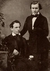 Johannes Brahms (1833-1897) compositore tedesco, in piedi, con il violinista ungherese rifugiato, Eduard Remenyi (1828-1898), con cui andò in tour