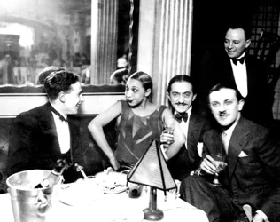 Josephine Baker con Georges Simenon e il suo fidanzato Guiseppe Abatino, Ristorante Chez Josephine, c.1928