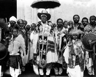 Re Menelik II (1844 - 1913) circondato dalla sua corte. Etiopia.