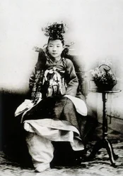 Donna coreana in abito tradizionale da matrimonio