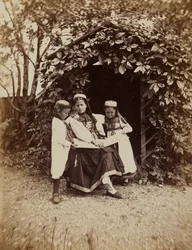 La Foresta Nera - studi, impressioni e viaggi sulle rive del Reno: Ritratto di una donna con due bambini in abito tradizionale della Foresta Nera
